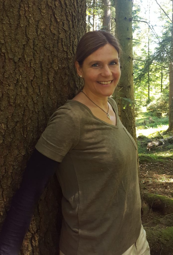 Lebenstraum Therapie im Wald Gabriele Reichert am Baum